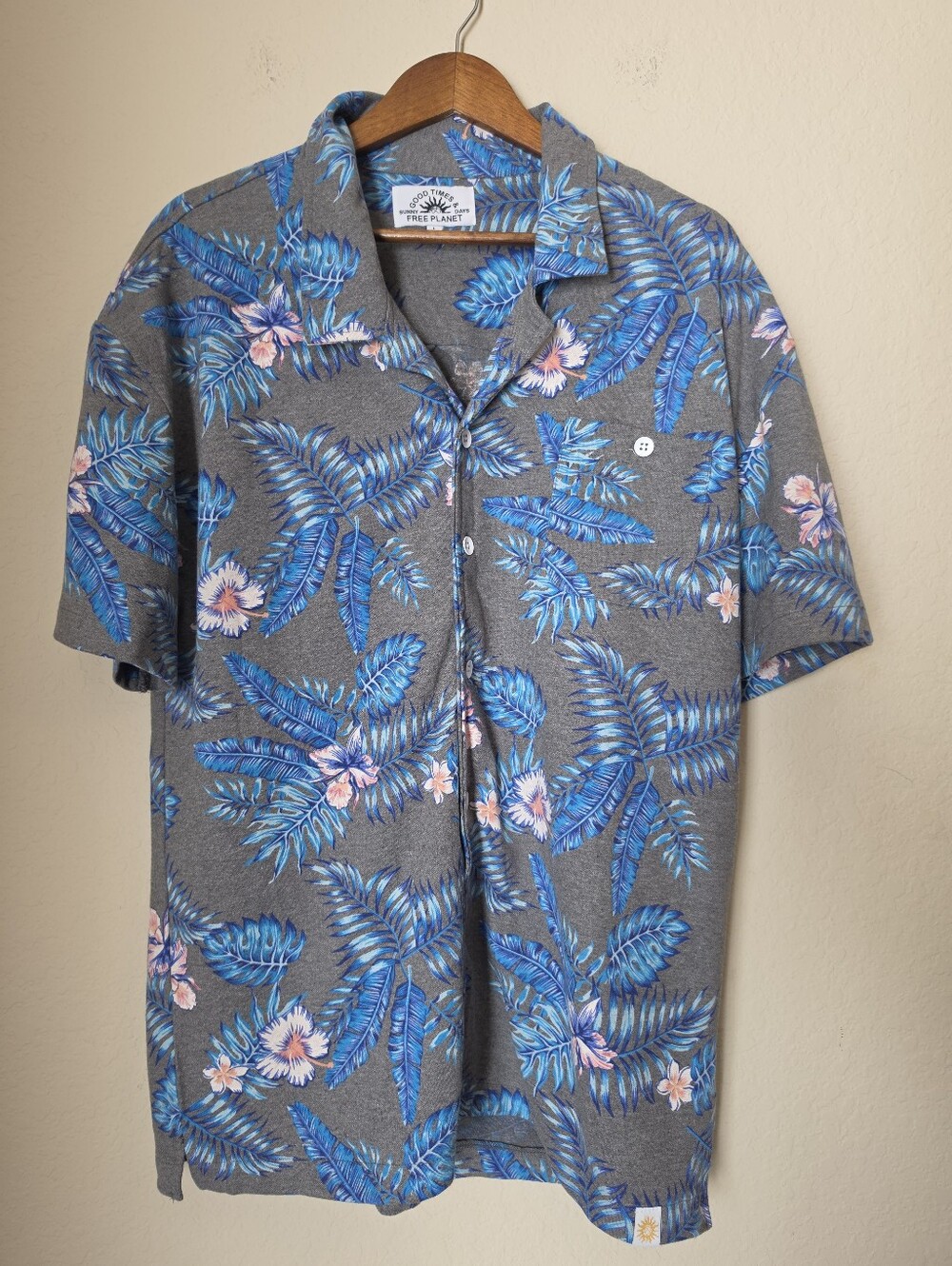 Free Planet Camp Shirt Mens Large Button Down Grey Blue Floral Hawaiian Vacation
